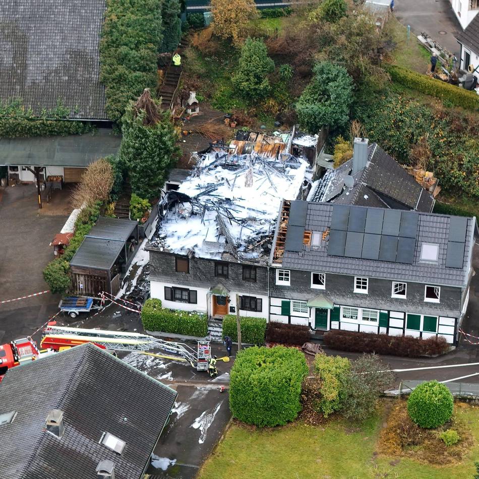Feuerwehr Leverkusen im Großeinsatz: Akkubrand in Garage – Haus nicht mehr bewohnbar