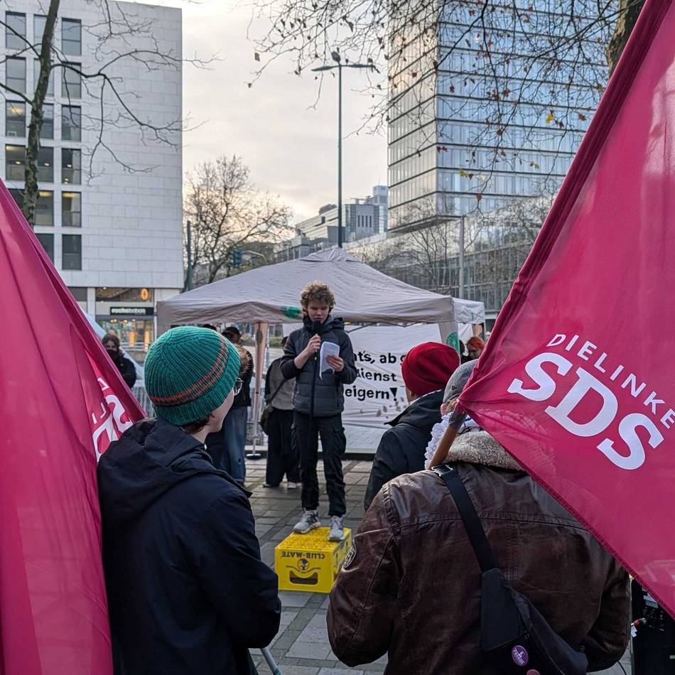 300 Teilnehmer bei zwei Demonstrationen: Schüler protestieren in Düsseldorf gegen den Wehrdienst