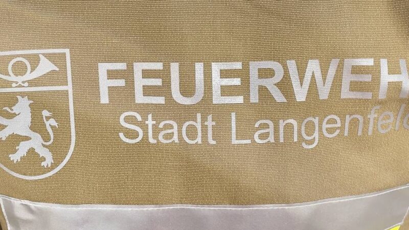 Julius-Haas-Weg in Langenfeld: Feuerwehr befreit eingeklemmten Mann aus einer Baugrube