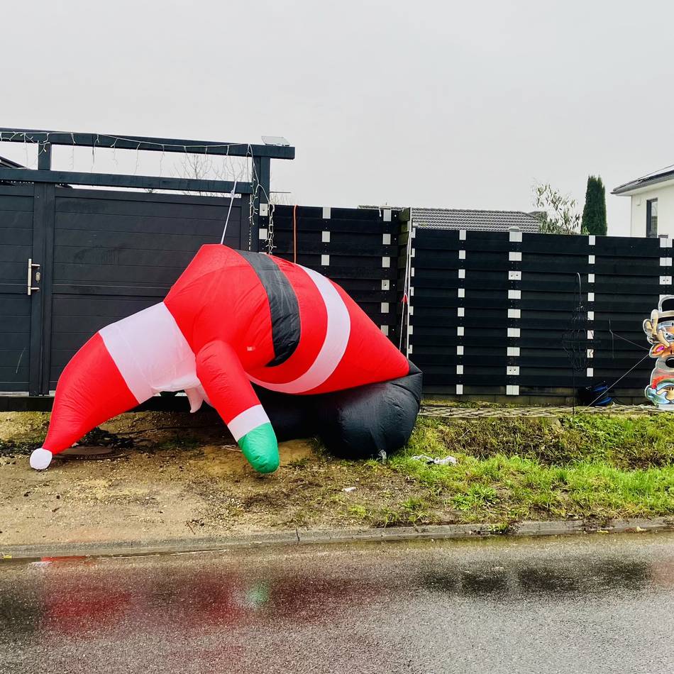 Auf der Waldnieler Straße in Viersen: Der Nikolaus hat wohl zu viel gefeiert