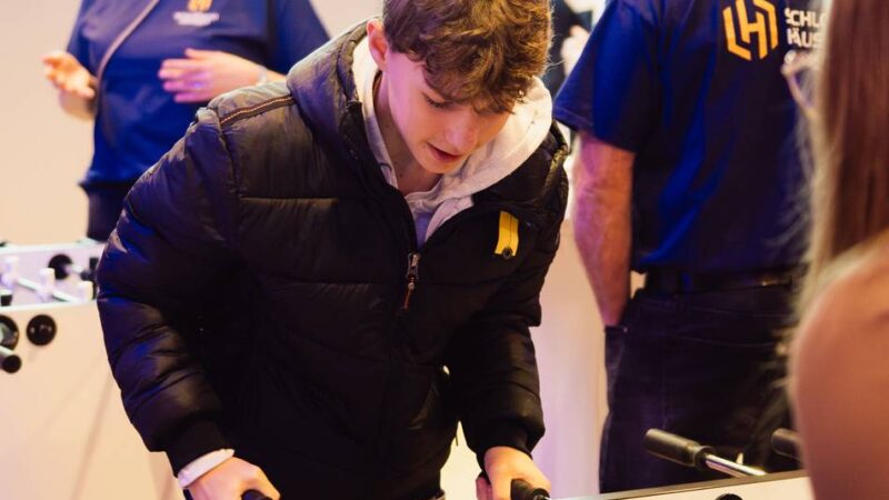 Ausbildungsmesse „Jobkick Niederrhein“: Berufsmesse bringt Schüler und Unternehmen beim Kickern zusammen