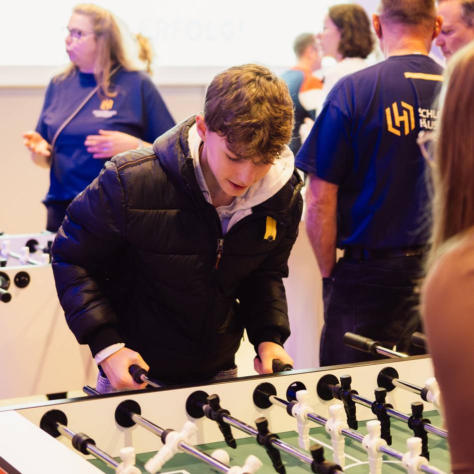 Ausbildungsmesse „Jobkick Niederrhein“: Berufsmesse bringt Schüler und Unternehmen beim Kickern zusammen