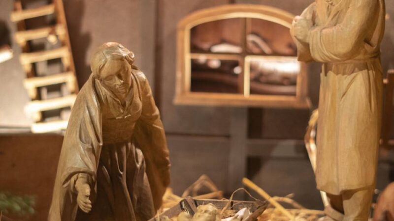 „Gemeinsam gehen“: Krippenbau würdigen – Gemeinschaft pflegen