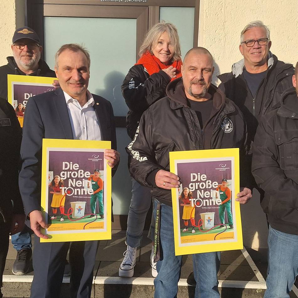 Theaterprojekt für Kinder in Meerbusch: V8-Freunde unterstützen die „große Nein-Tonne“