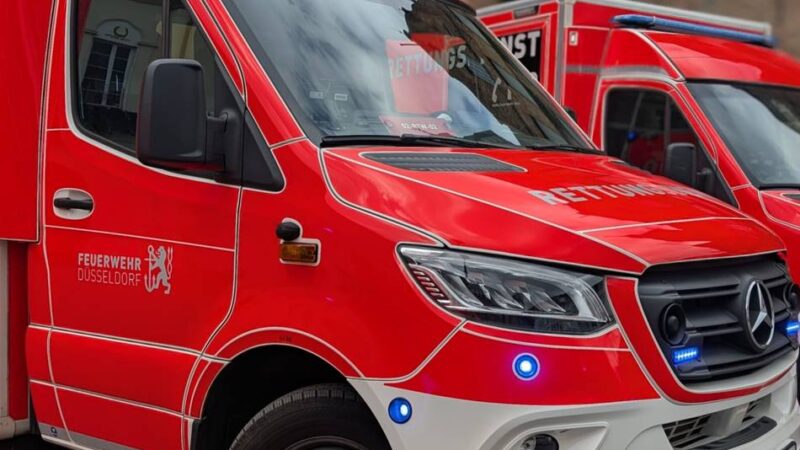 Unfall in Düsseldorf-Hafen: Rollerfahrer prallt gegen Lkw – schwer verletzt