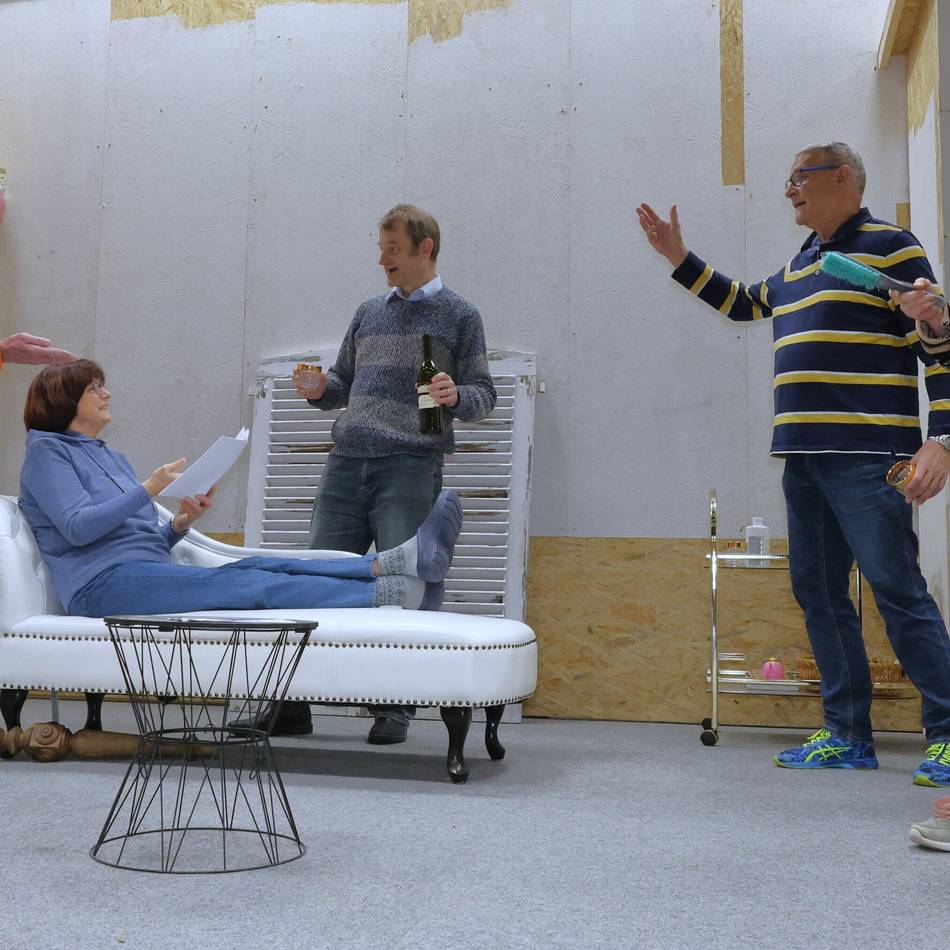 Theater in Evinghoven: Rommerskirchener Gillbachbühne entführt die Zuschauer ins „Ferienparadies“