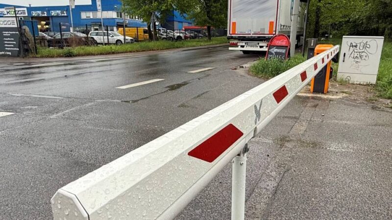 Illegaler Rastplatz in Grevenbroich: Sechsmal Schäden durch Lkw – Schranken im Industriegebiet abgebaut