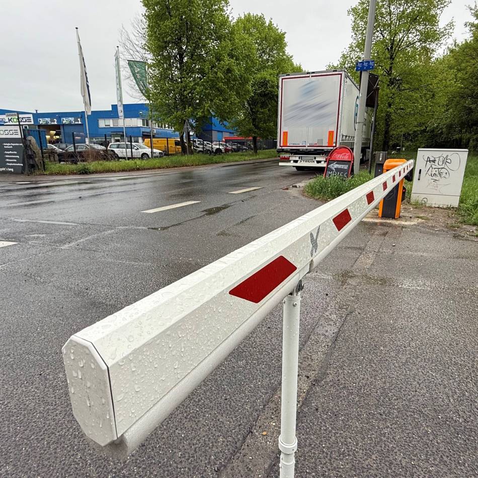 Illegaler Rastplatz in Grevenbroich: Sechsmal Schäden durch Lkw – Schranken im Industriegebiet abgebaut