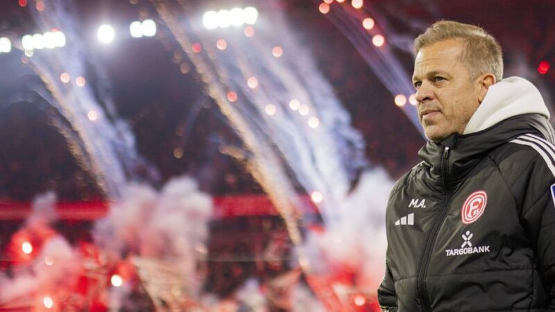 Störgeräusche bei Fortuna: „Habe signalisiert, dass ich gerne reden würde“ – Anfang geht nach Rassismus-Banner auf Fans zu