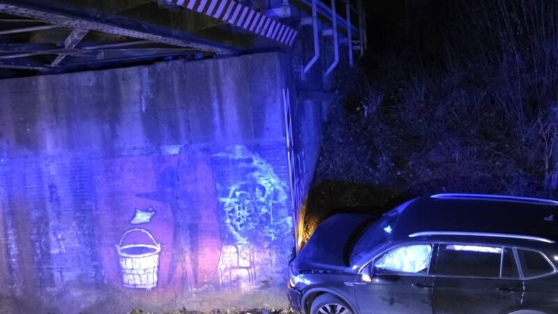 Freitagmorgen in Elten: Kein Führerschein – 17-Jähriger baut Unfall mit SUV des Vaters