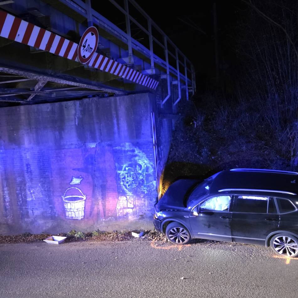 Freitagmorgen in Elten: Kein Führerschein – 17-Jähriger baut Unfall mit SUV des Vaters