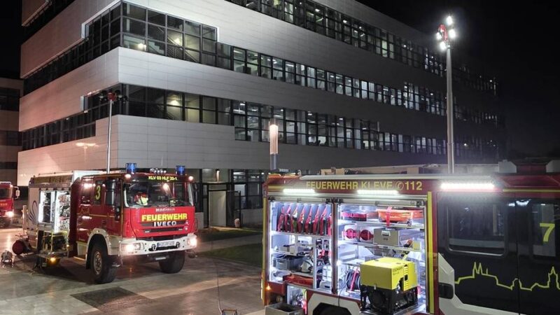 Auf dem Klever Campus: Wasserschaden an der Hochschule Rhein-Waal – Feuerwehr im Großeinsatz