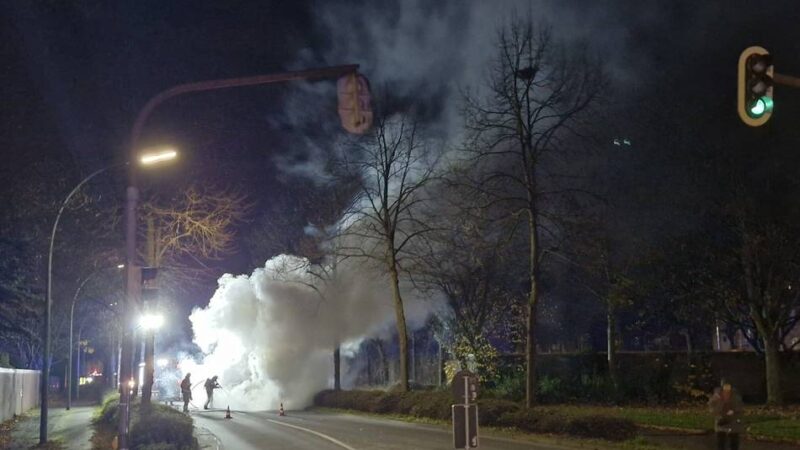 Feuerwehr im Einsatz: Auto brennt in Neuss-Weckhoven vollständig aus