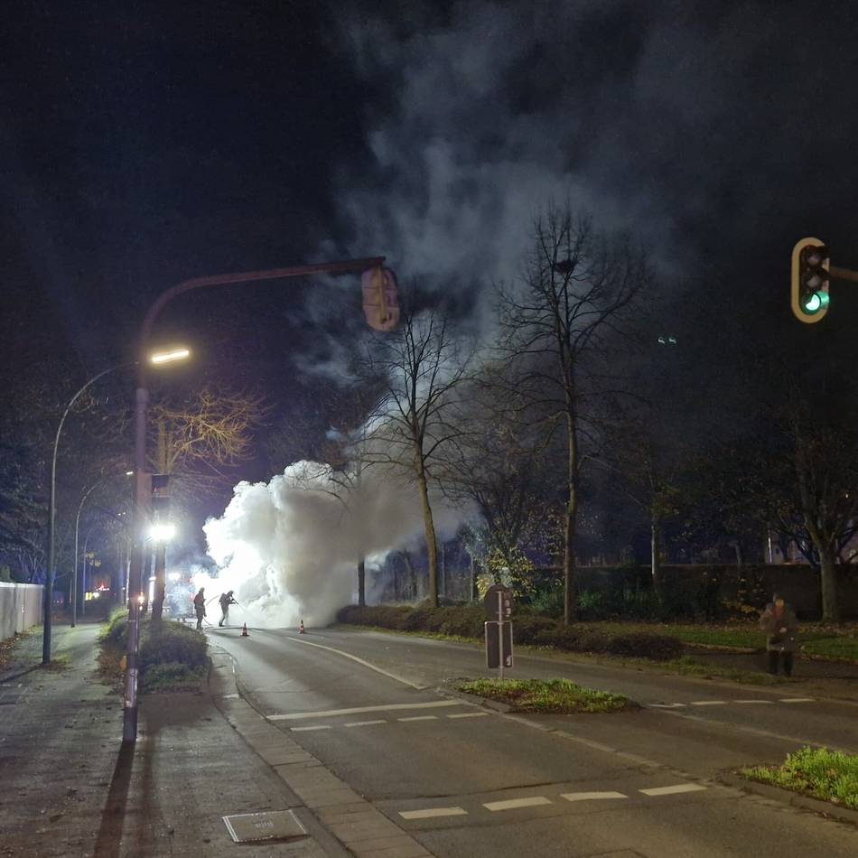 Feuerwehr im Einsatz: Auto brennt in Neuss-Weckhoven vollständig aus