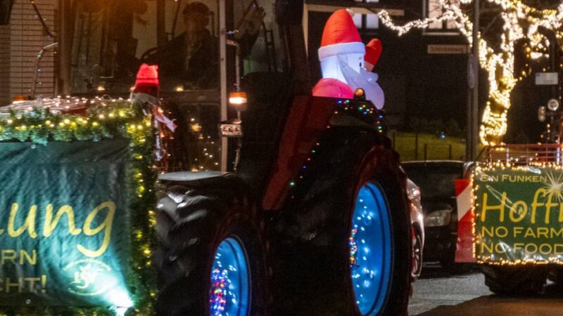 Geschmückte Traktoren in Mönchengladbach: Lichterfahrten durch Gladbach und Schelsen