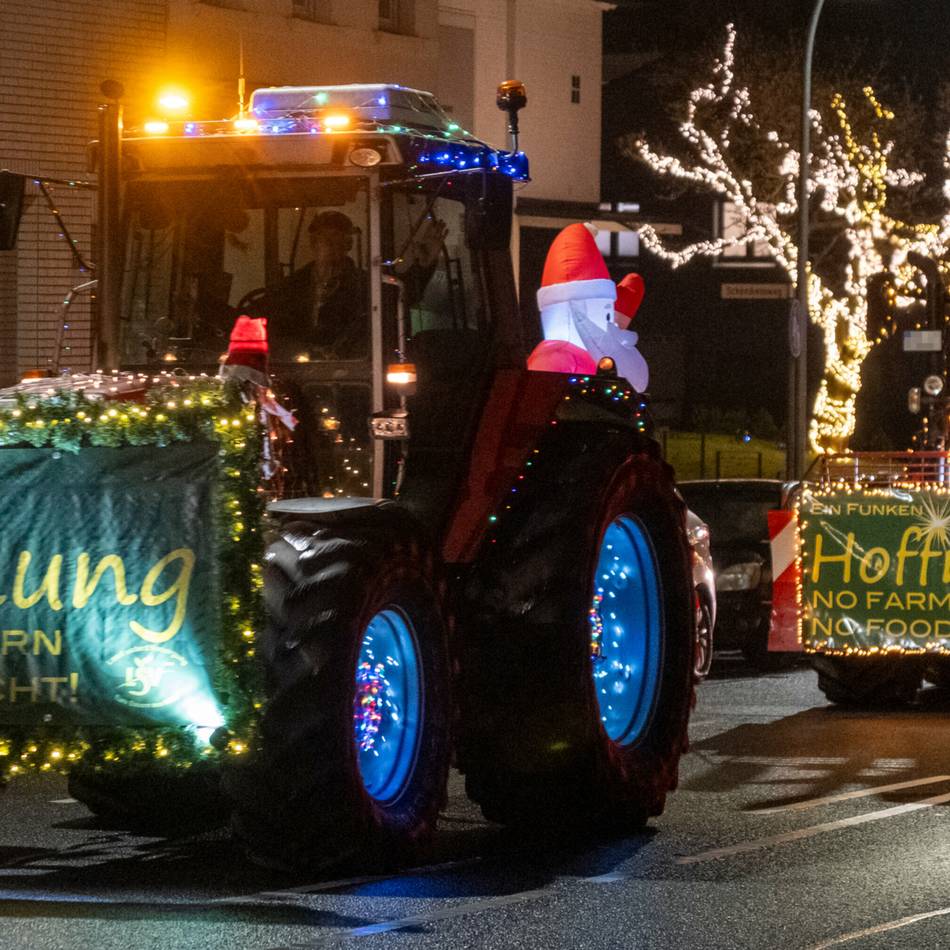 Geschmückte Traktoren in Mönchengladbach: Lichterfahrten durch Gladbach und Schelsen