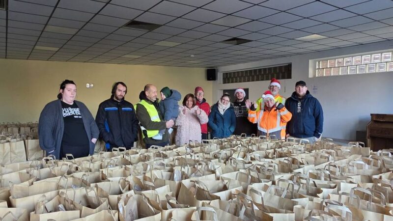 Überraschung für Fernfahrer: Matzerather verteilen Geschenktüten an „gestrandete“ Trucker