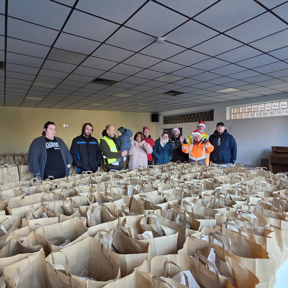 Überraschung für Fernfahrer: Matzerather verteilen Geschenktüten an „gestrandete“ Trucker