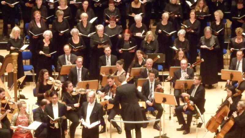 Ende einer Ära: Ein großer Chor tritt von der Bühne ab