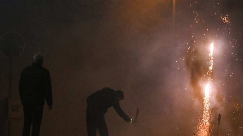 Mit Raketen und Böllern: Feuerwehren warnen vor Silvestergefahren im Kreis Kleve