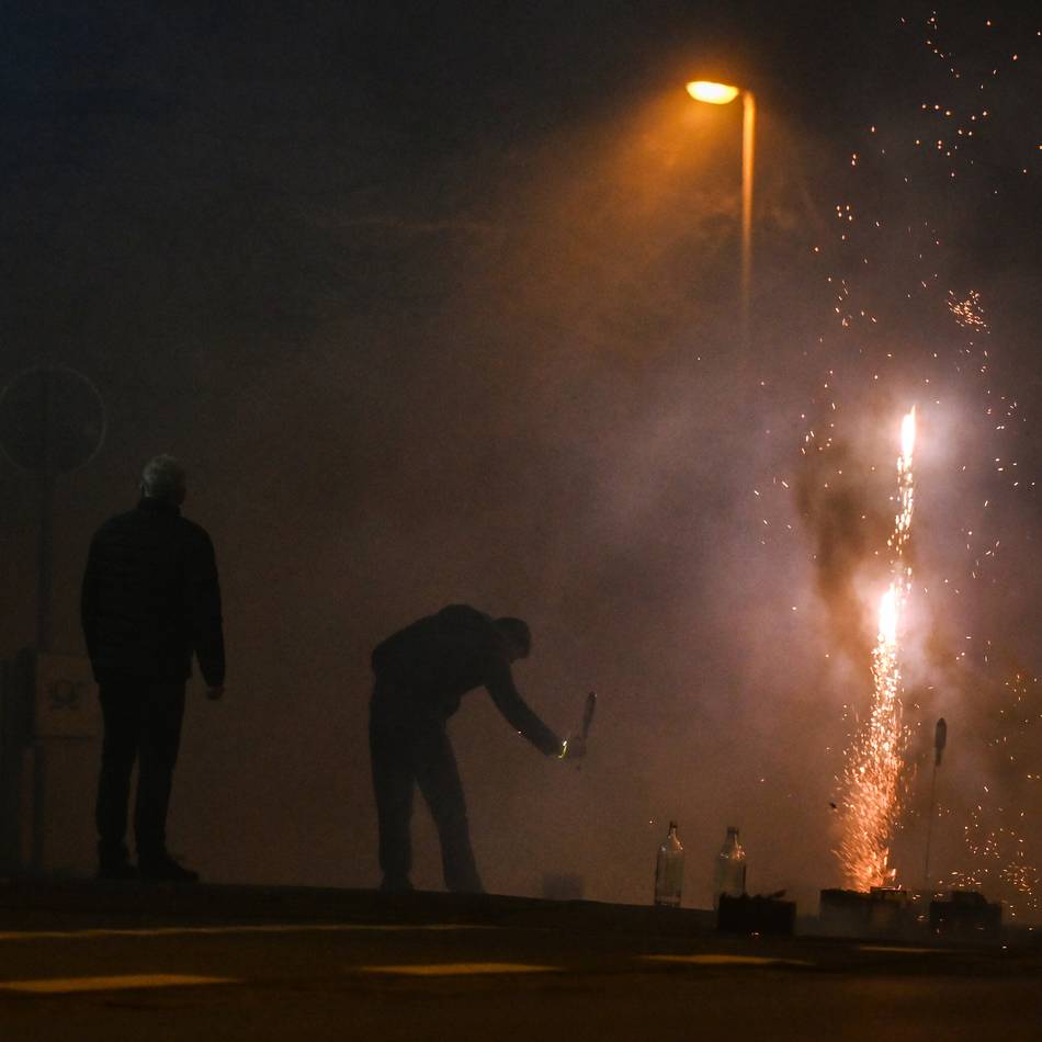 Mit Raketen und Böllern: Feuerwehren warnen vor Silvestergefahren im Kreis Kleve