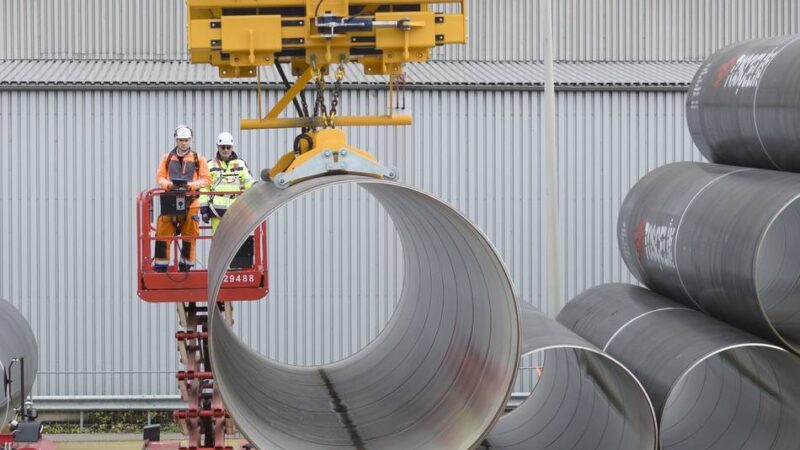 Rheinwasser-Transportleitung zum Tagebau: Tausende Röhren für Mega-Projekt stapeln sich in Grevenbroich