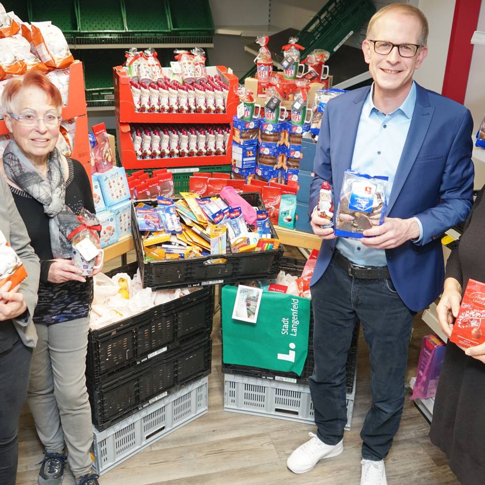 Bei der Tafel in Langenfeld: Bürgermeister Gerold Wenzens übergibt süßen Weihnachtsgruß