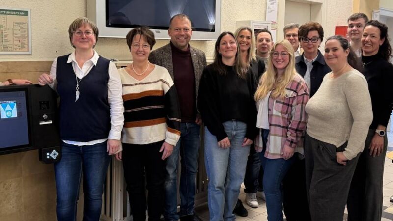 Geänderte Öffnungszeiten in den Ferien: Stadtteilbüro in Willich mit neuem Infomonitor und Wartemarkensystem