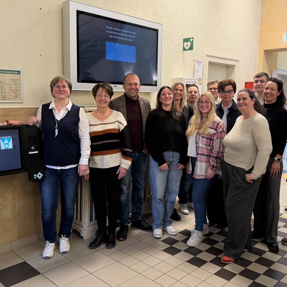 Geänderte Öffnungszeiten in den Ferien: Stadtteilbüro in Willich mit neuem Infomonitor und Wartemarkensystem