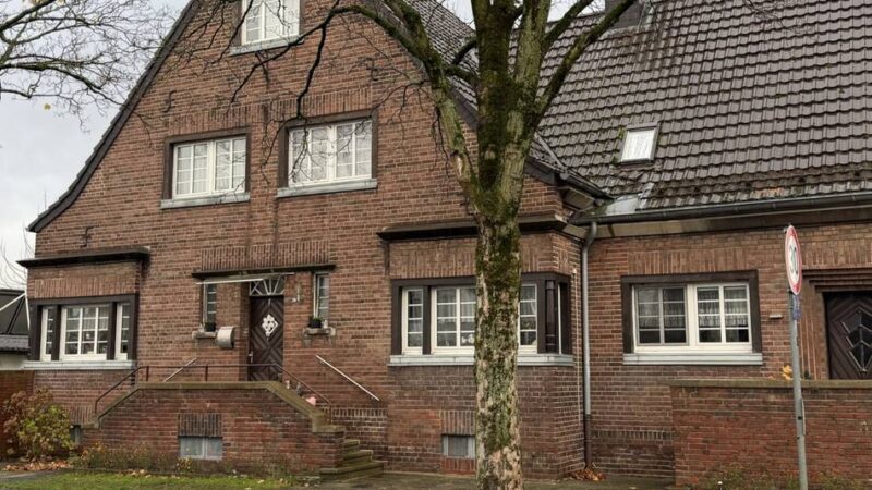 Gebäude in Neersen: Gedenktafel für die ehemalige Kreuzlandschule