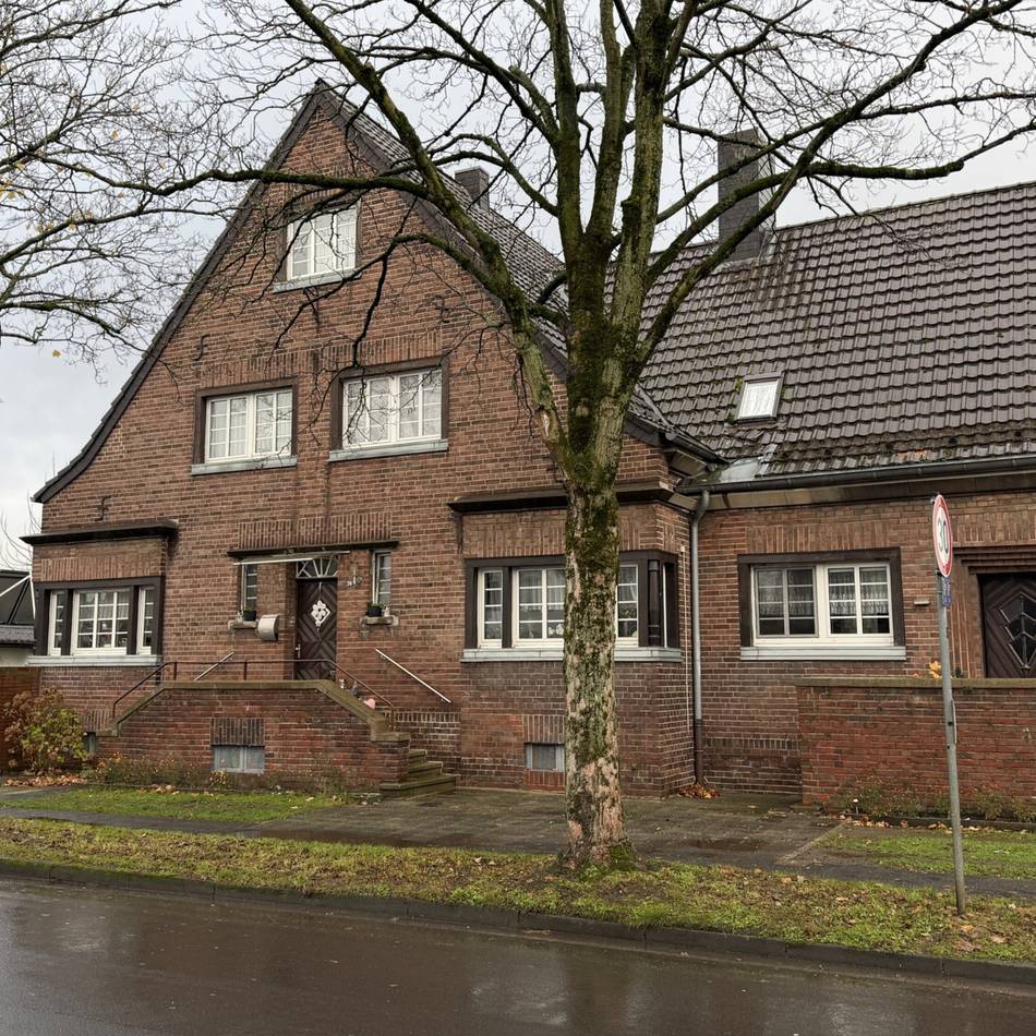 Gebäude in Neersen: Gedenktafel für die ehemalige Kreuzlandschule