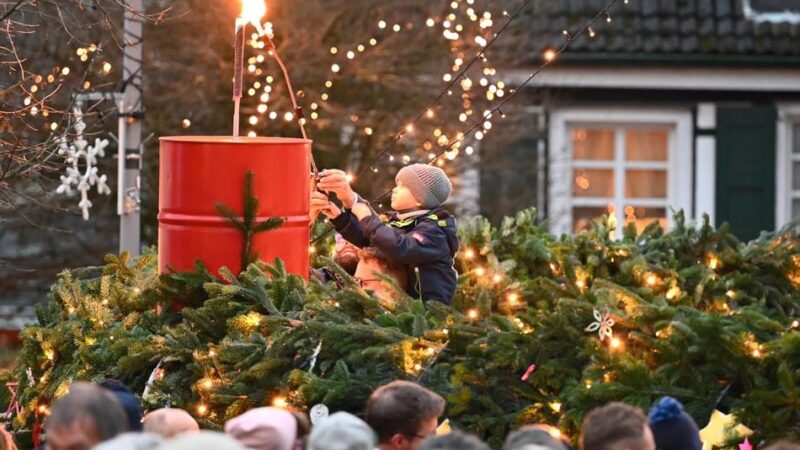 Größter Adventskranz im Bergischen Land: Die erste Kerze am Markt leuchtet