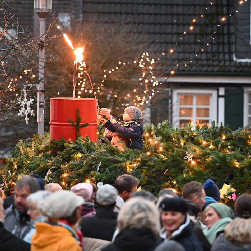 Größter Adventskranz im Bergischen Land: Die erste Kerze am Markt leuchtet
