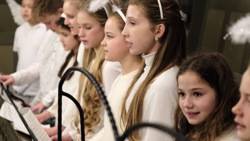 Aufführung in der Alten Kirche: Krippenspiel mit Ochs, Esel und Engelschor