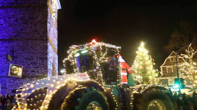Lichterfahrt durch Leverkusen und Leichlingen: Landwirte stimmen auf Weihnachten ein