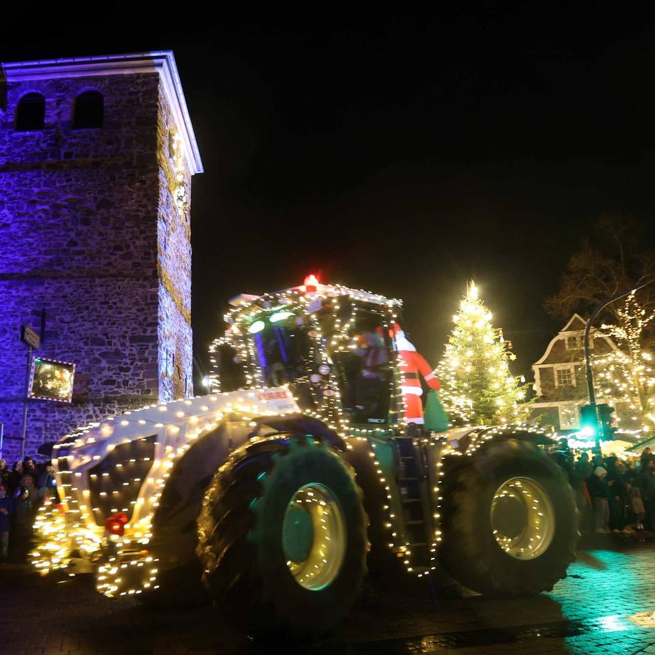 Lichterfahrt durch Leverkusen und Leichlingen: Landwirte stimmen auf Weihnachten ein