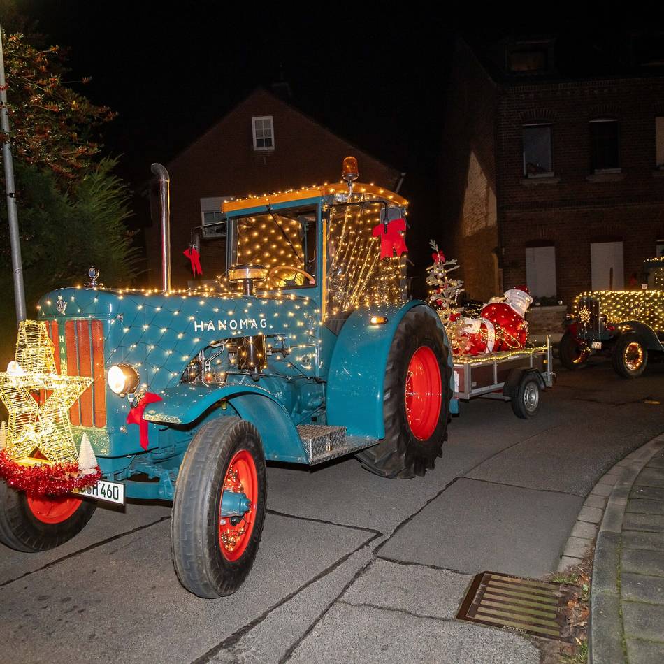 So viele Teilnehmer wie noch nie: Rund 80 Traktoren rollen bei Lichterfahrt durch Jüchen