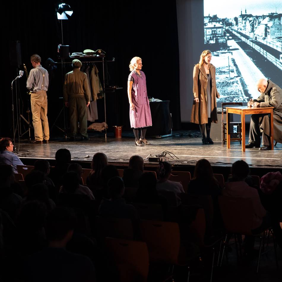 Theaterstück im Kaarster Einstein-Forum: „Stunde Null?“ bringt Schüler zum Nachdenken