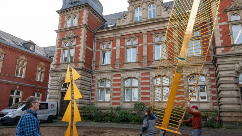 Kunstwerk in Grevenbroich: Fest verankert vor dem Ständehaus – die „Fischgräte“ steht wieder