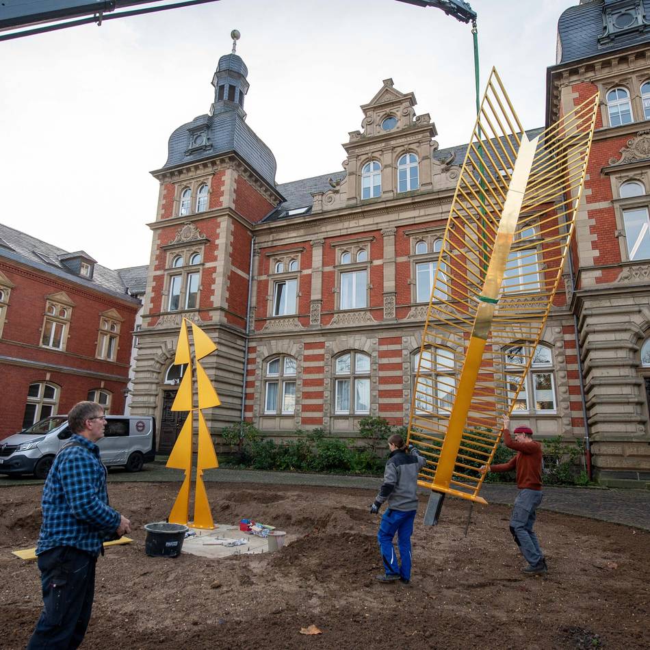 Kunstwerk in Grevenbroich: Fest verankert vor dem Ständehaus – die „Fischgräte“ steht wieder