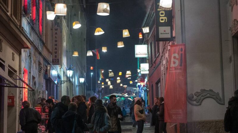„Alle Lampen an!“ in Mönchengladbach: Waldhausener Straße erstrahlt im winterlichen Glanz