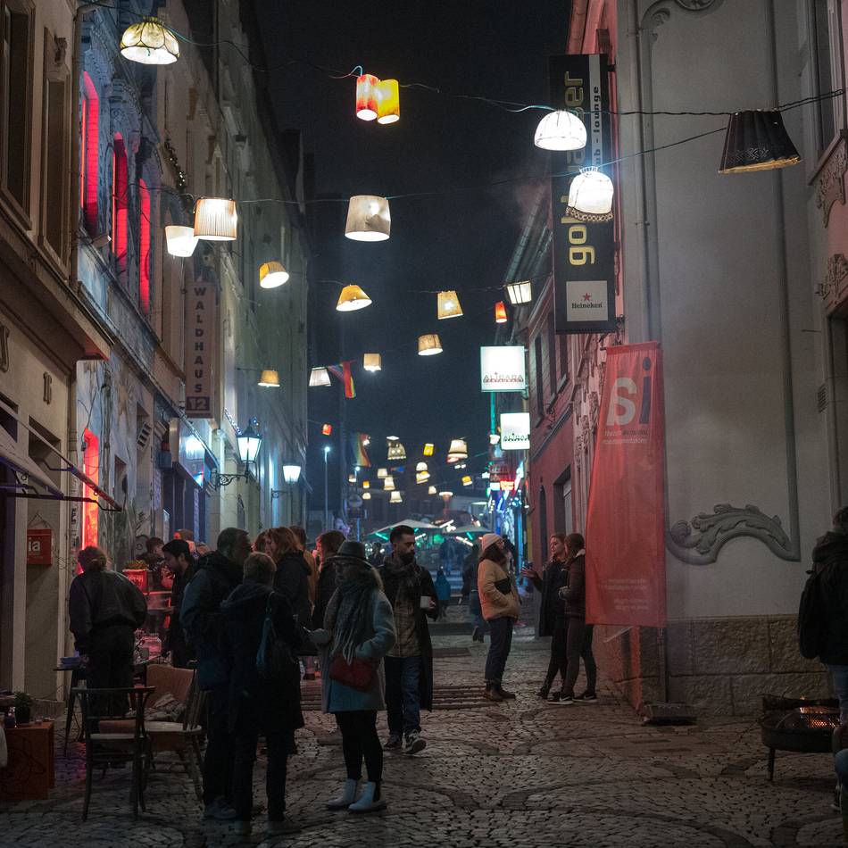 „Alle Lampen an!“ in Mönchengladbach: Waldhausener Straße erstrahlt im winterlichen Glanz