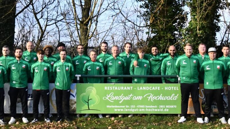 Neue Trainingsanzüge: Landgut am Hochwald unterstützt DJK Labbeck/Uedemerbruch