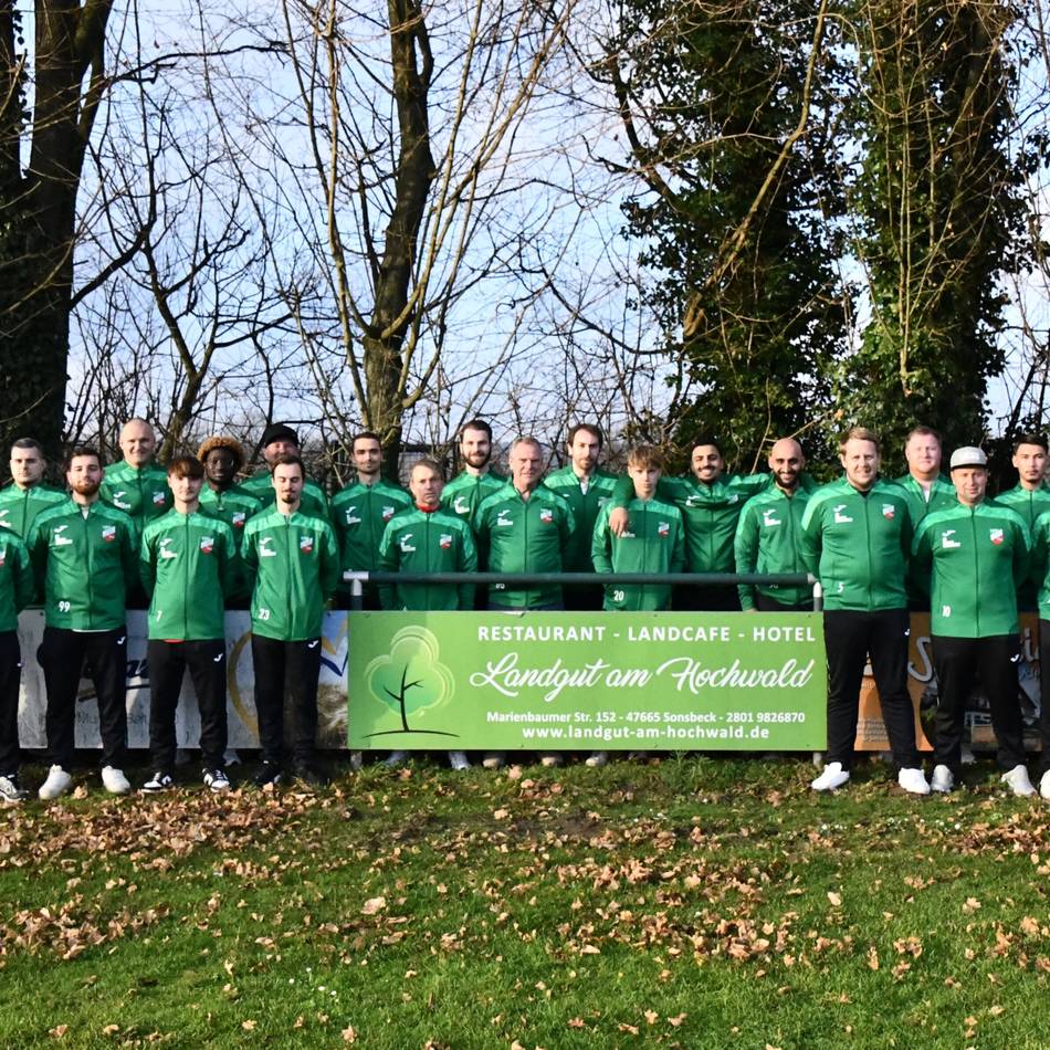 Neue Trainingsanzüge: Landgut am Hochwald unterstützt DJK Labbeck/Uedemerbruch