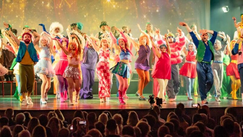 Tanzschule Fauth führt Weihnachtsmärchen auf: Tanzende Trolle begeistern in der Festhalle