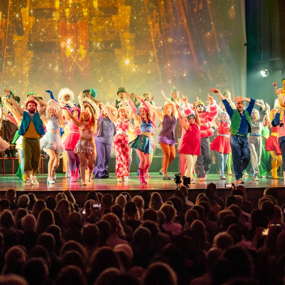 Tanzschule Fauth führt Weihnachtsmärchen auf: Tanzende Trolle begeistern in der Festhalle