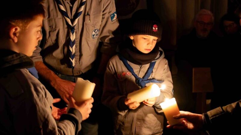 Aussendungsfeier im Xantener Dom: Friedenslicht erreicht Gemeinden in der Region Kleve