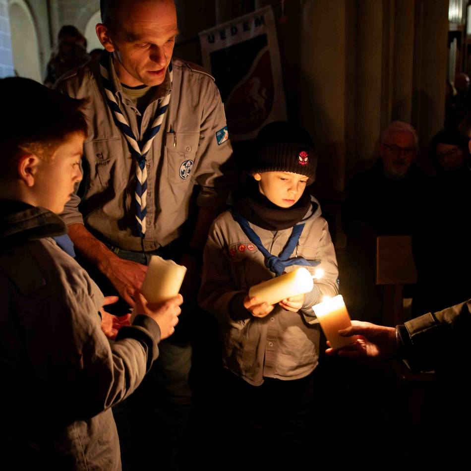 Aussendungsfeier im Xantener Dom: Friedenslicht erreicht Gemeinden in der Region Kleve
