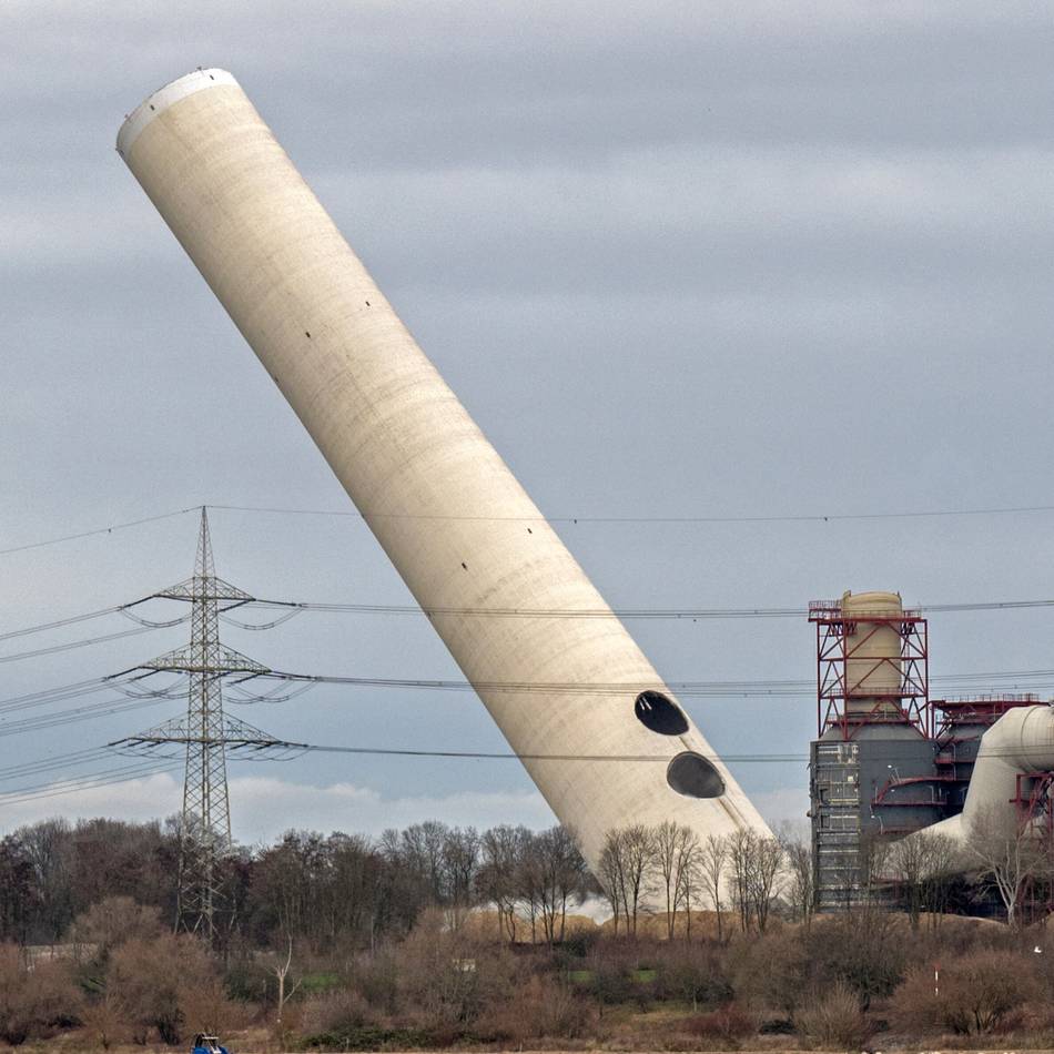 Am Kraftwerk Voerde: Kamin gesprengt – Landmarke ist Geschichte
