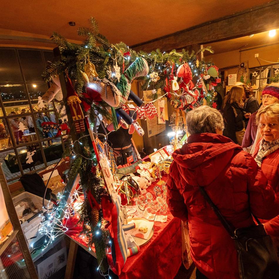 Adventsmarkt auf dem Tuppenhof in Vorst: „Vier, fünf Krippen verkaufe ich meistens“